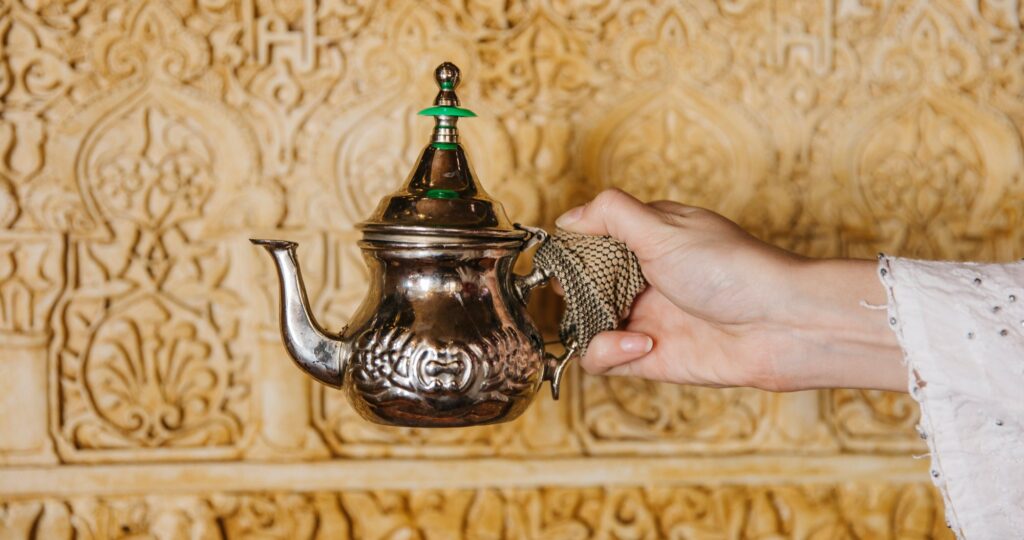 Le rituel traditionnel du thé à la menthe au Maroc